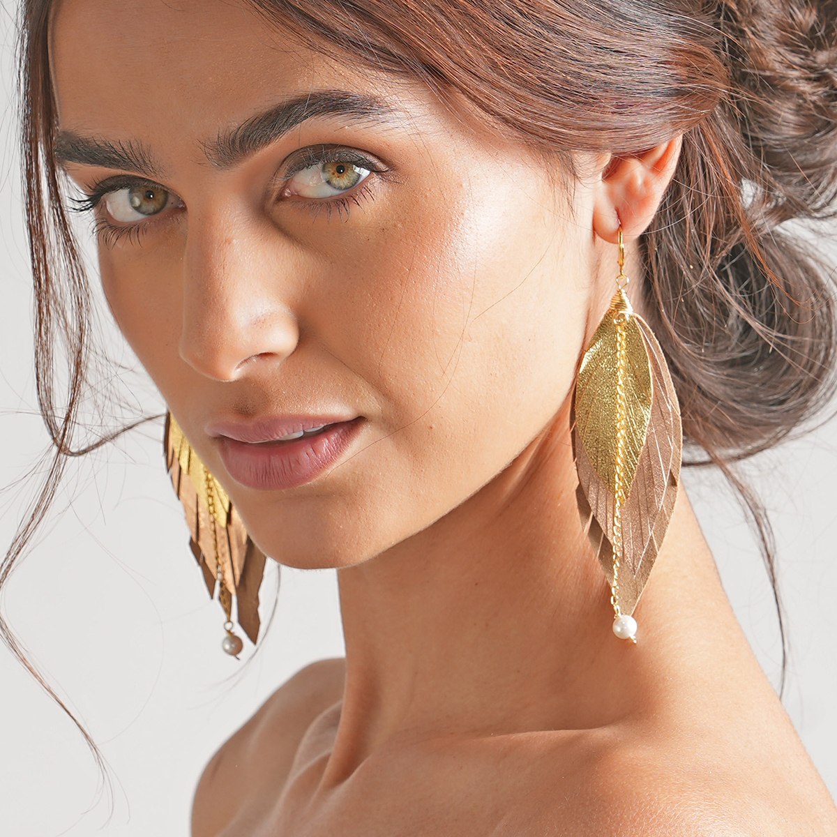 Aretes largos mujer de plumas GAVILÁN joyería VANGANIA