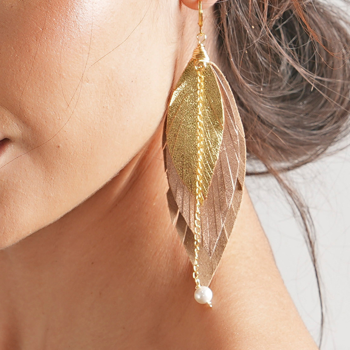 Aretes largos mujer de plumas GAVILÁN joyería VANGANIA
