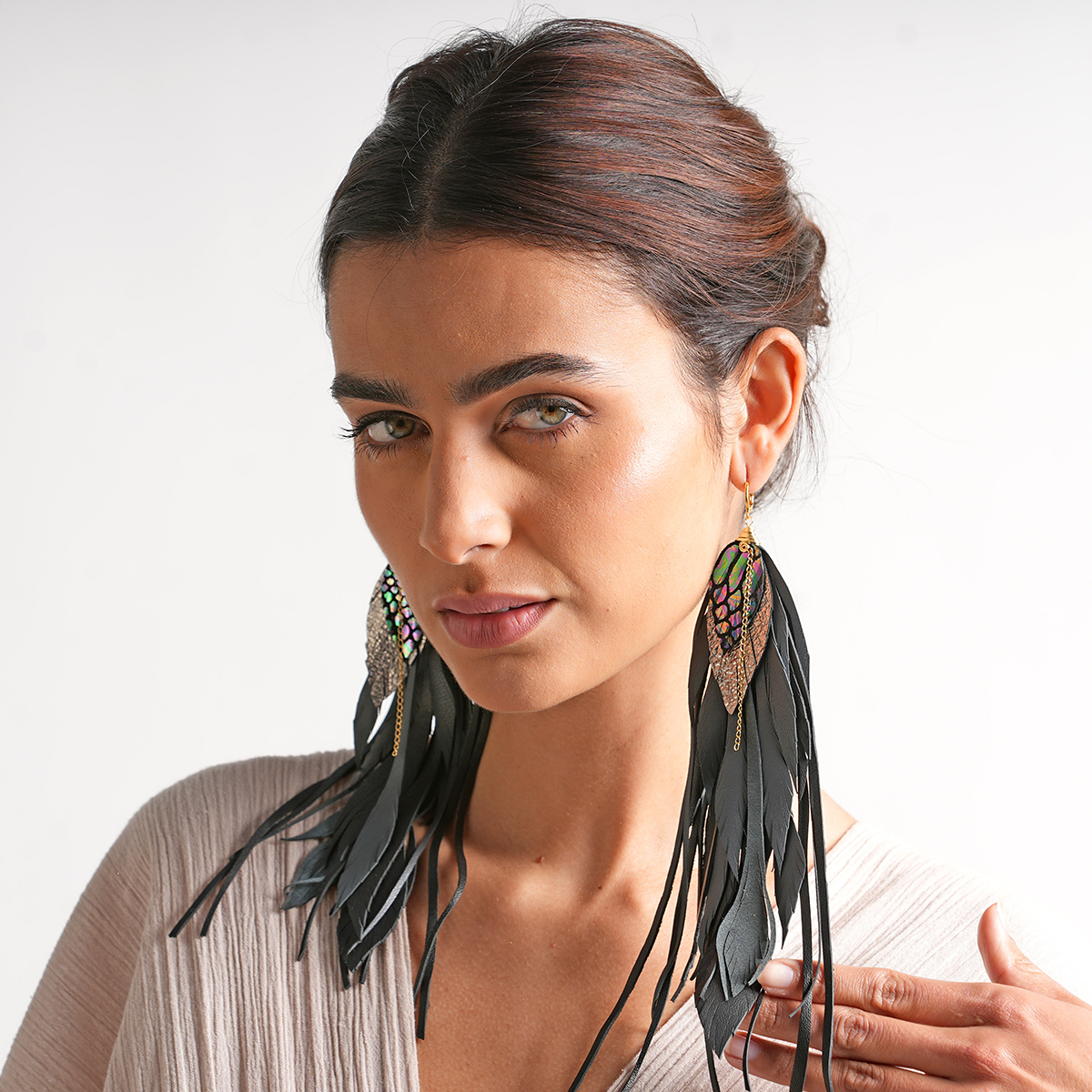 Aretes largos mujer de plumas Full Raven VANGANIA a mano