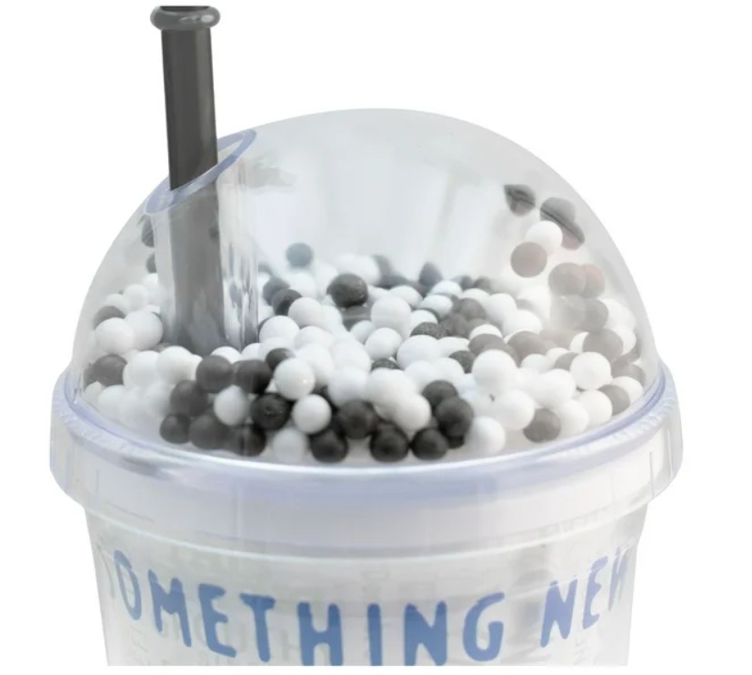 Snoopy Vaso De Plástico Doble Pared Con Tapa Domo Y Popote Peanuts 75 Aniversario  con Bolitas de Colores de 480 Ml