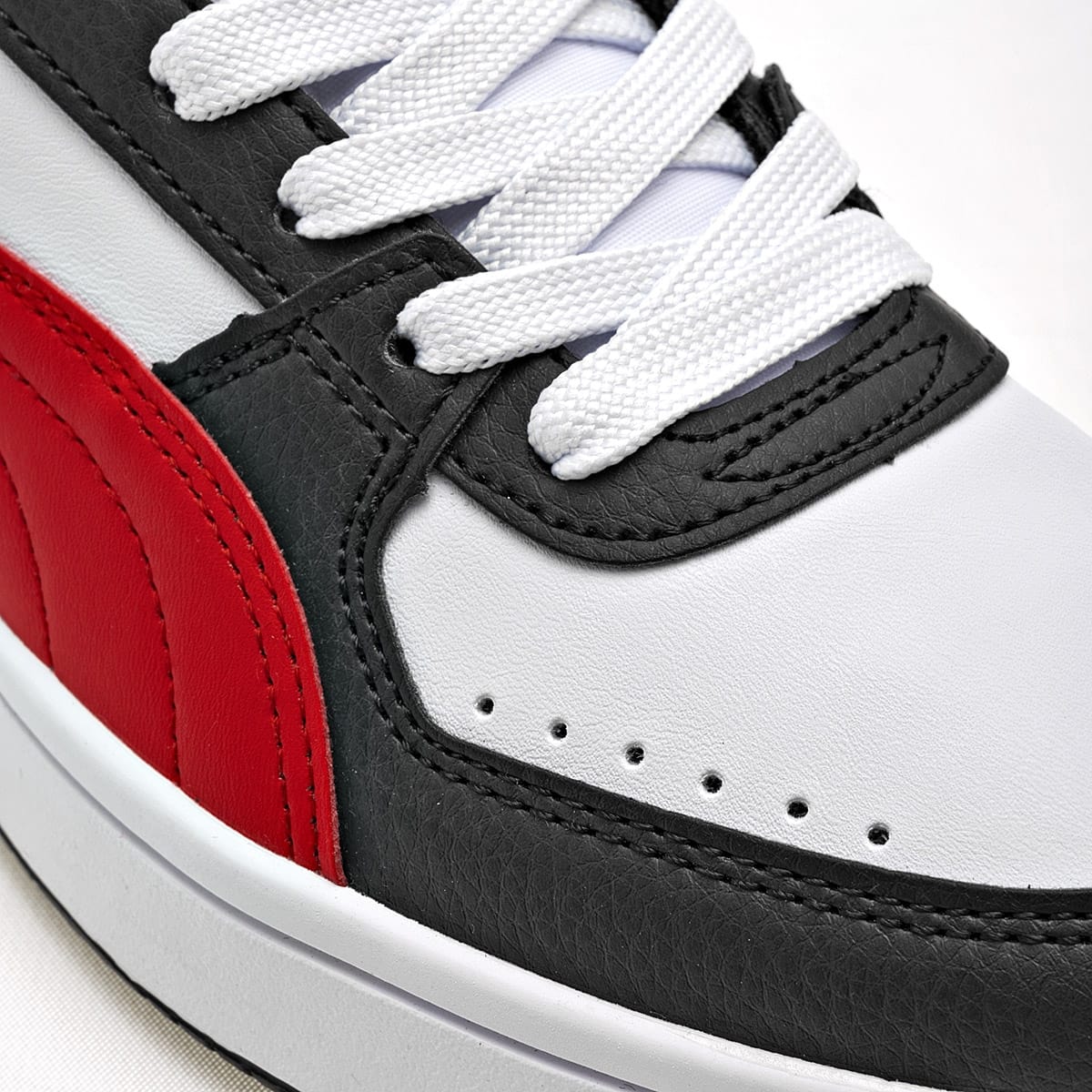 TENIS DEPORTIVO PUMA REBOUND JOY  374765-22 BLANCO -NEGRO -ROJO PARA HOMBRE 
