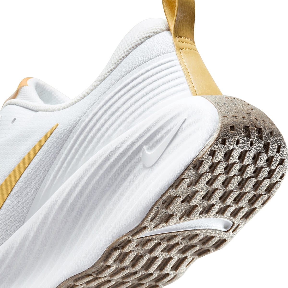 TENIS DEPORTIVO NIKE PROMINA FV5285-103 BLANCO -ORO PARA HOMBRE 