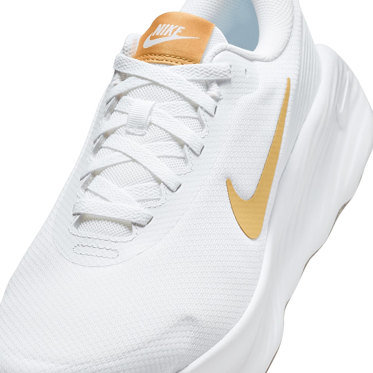 TENIS DEPORTIVO NIKE PROMINA FV5285-103 BLANCO -ORO PARA HOMBRE 