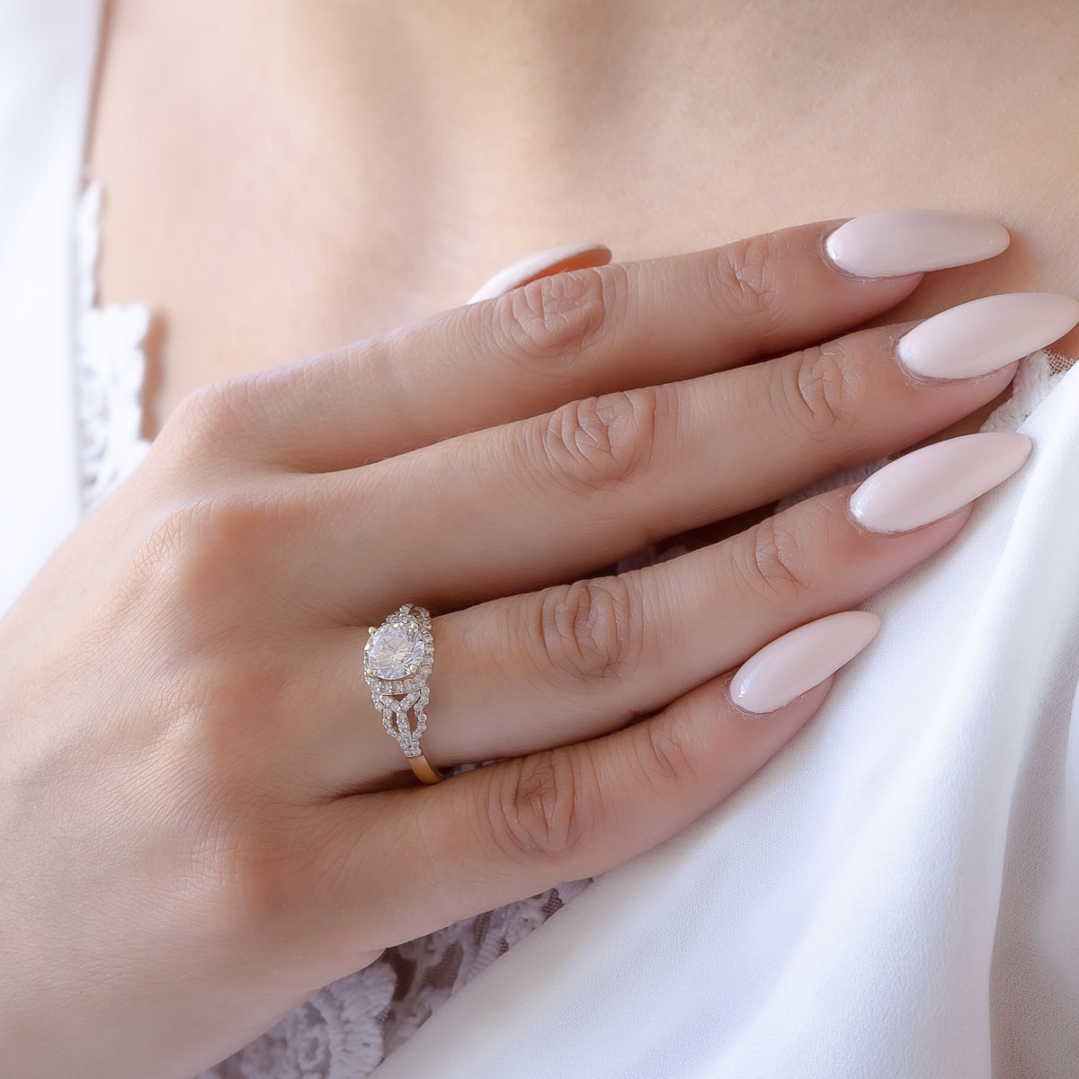 ANILLO DE COMPROMISO 10K ORO BLANCO CON PIEDRAS KARENINA ABBA JOYAS.