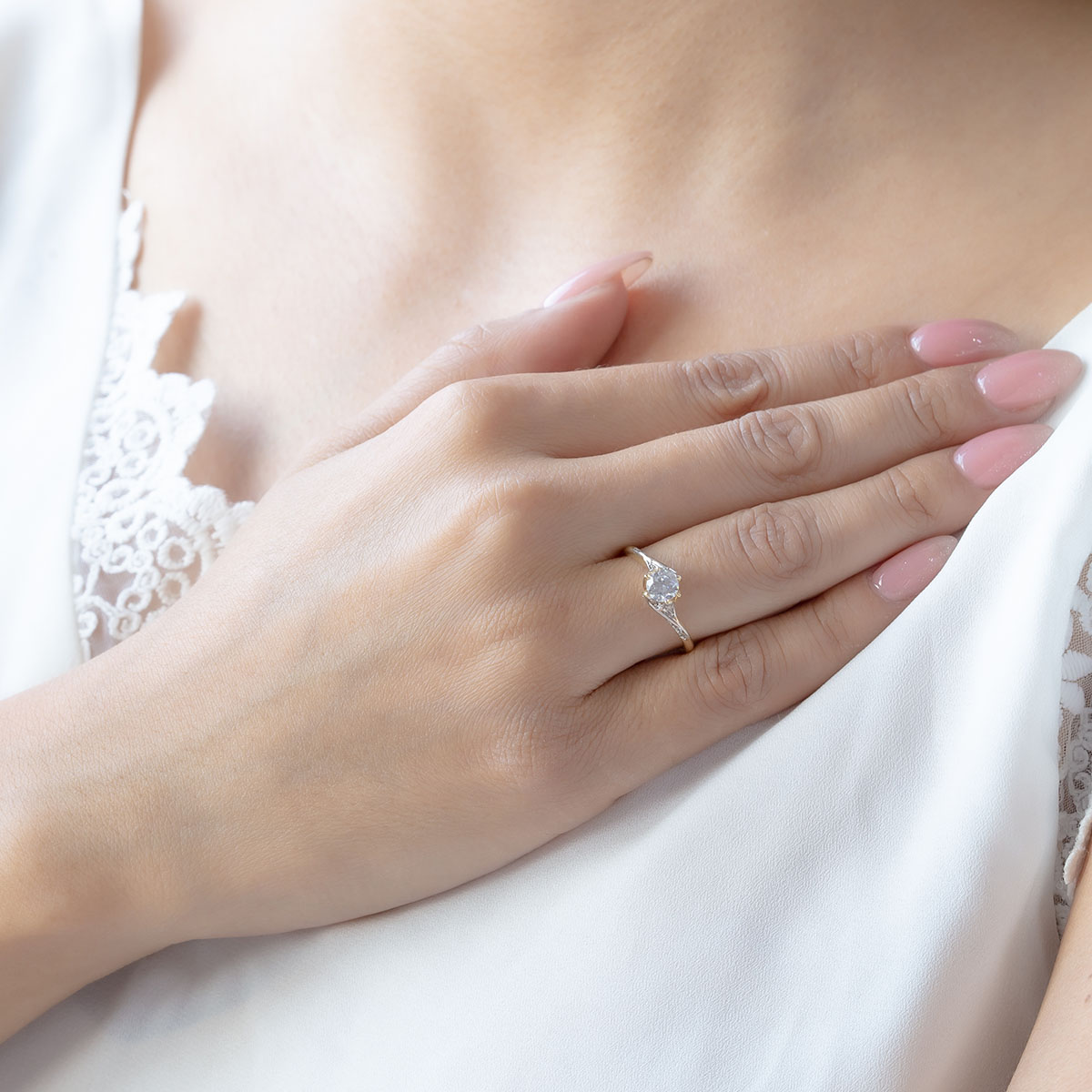 ANILLO DE COMPROMISO 10K ORO BLANCO CON PIEDRA ROJA BELLA ABBA JOYAS.