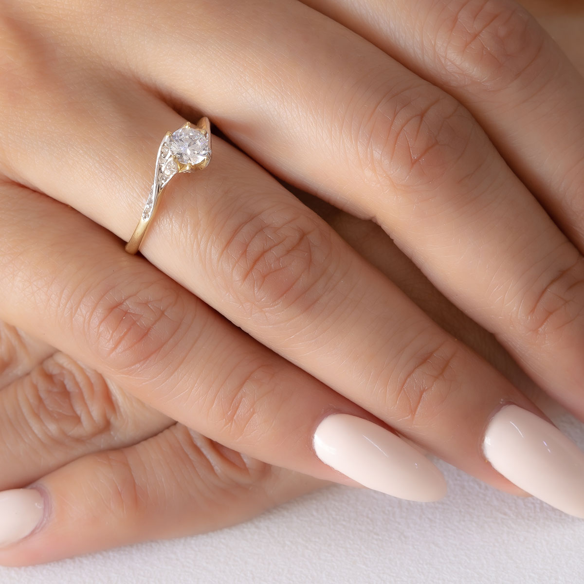ANILLO DE COMPROMISO 10K ORO BLANCO CON PIEDRA ROJA BELLA ABBA JOYAS.