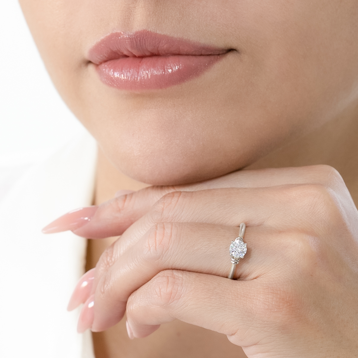 ANILLO DE COMPROMISO 10K ORO BLANCO CON PIEDRA CORAL ABBA JOYAS.