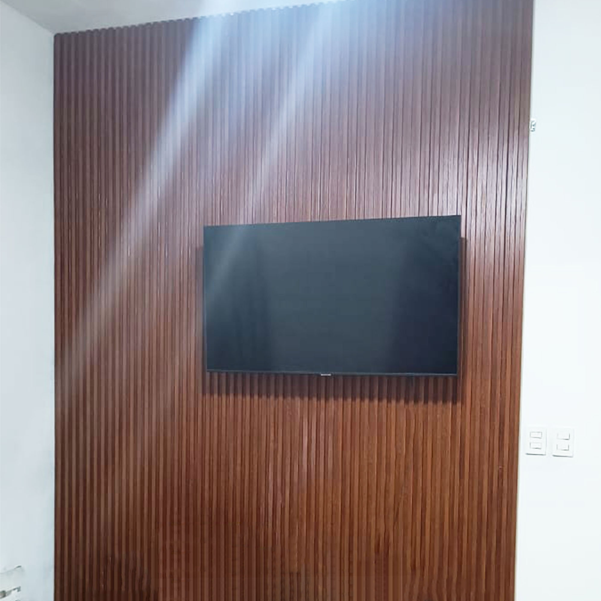 Lambrín Panel Decorativo Madera Wpc Nogal Ahumado 145 X 17 Cm 12 Pzas