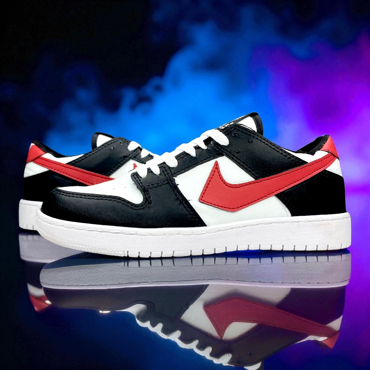 Tenis blancos de diseño icónico para outfit casual o deportivo