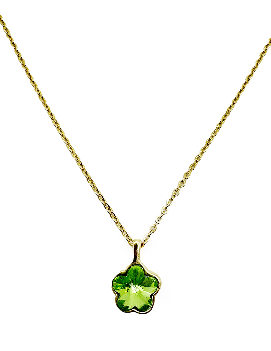 Un Fondo Transparente Resalta Un Collar Dorado Con Un Colgante De