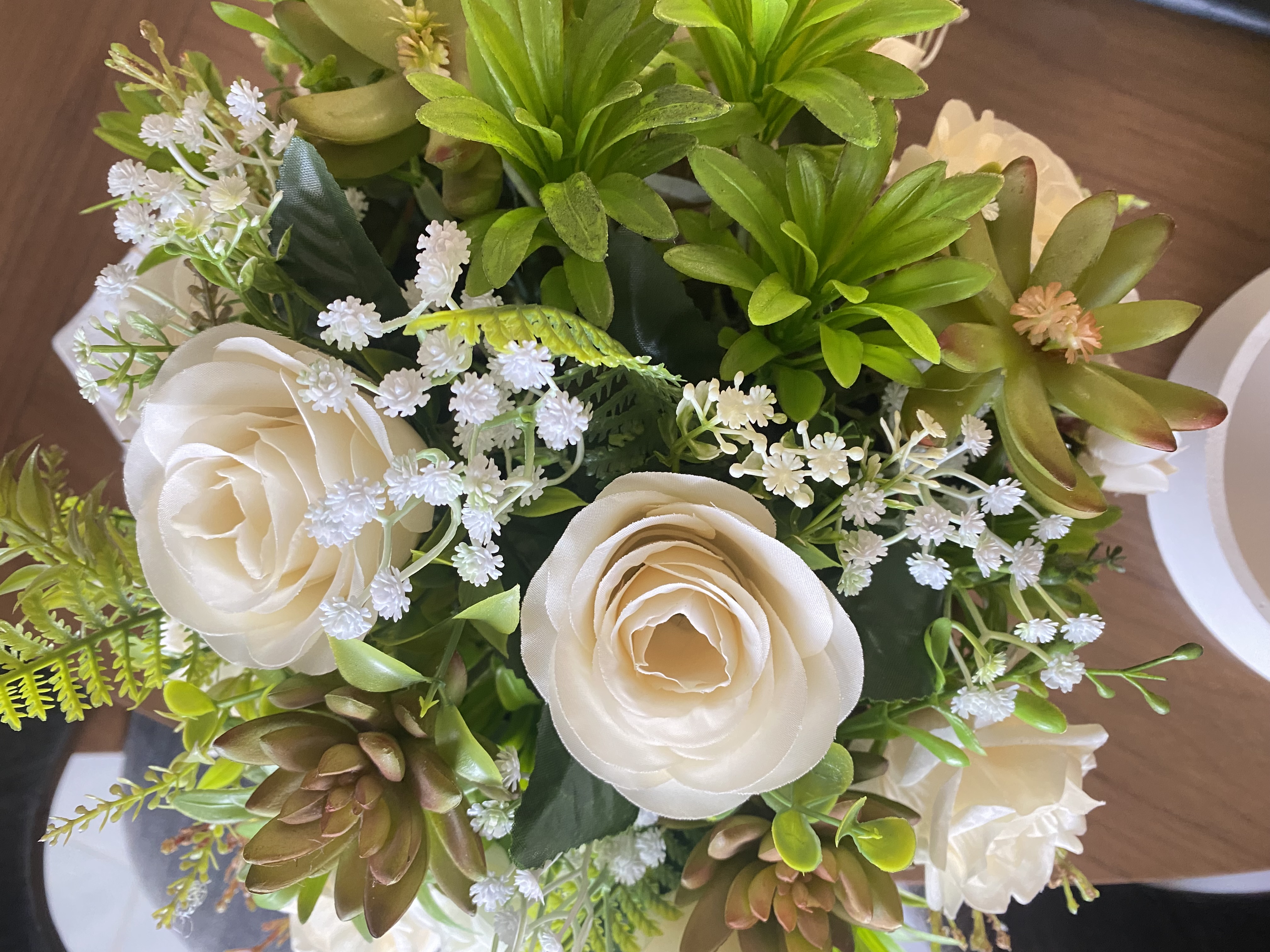 Arreglo floral de rosas blancas Lemich