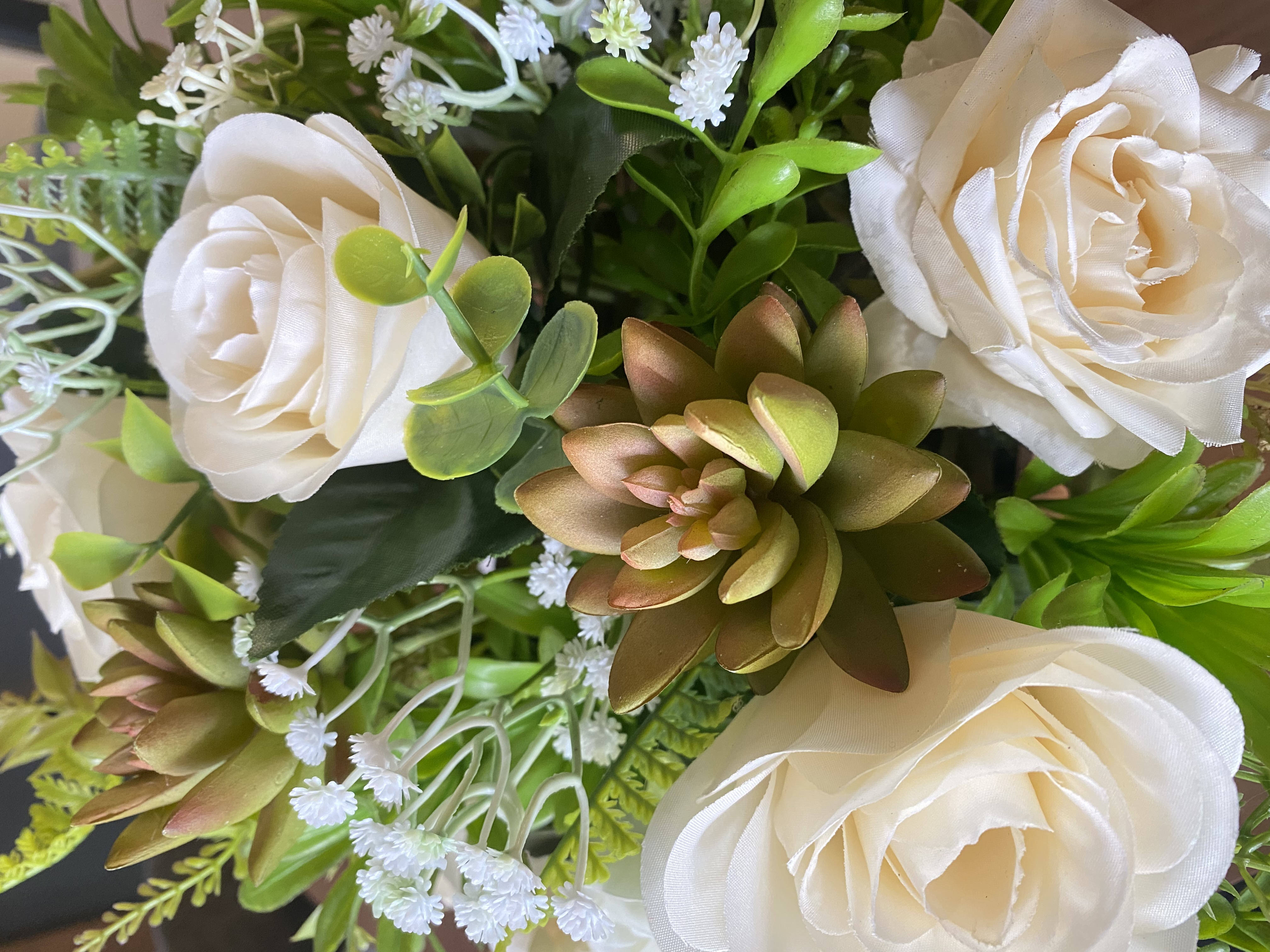 Arreglo floral de rosas blancas Lemich