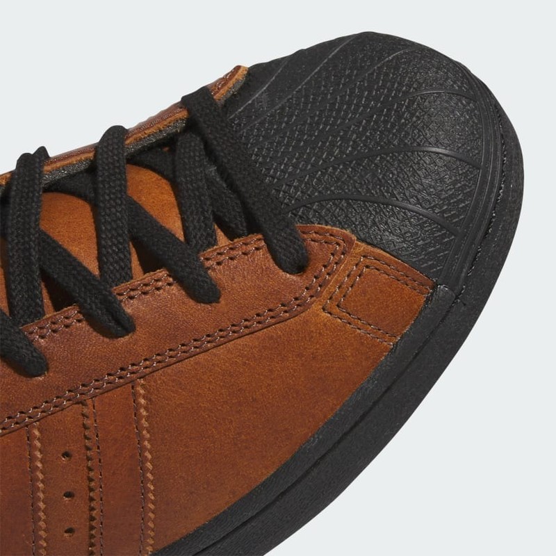 TENIS ADIDAS PRO SHELL ADV X HEITOR CONCHA SUPERSTAR CAFÉ CON NEGRO PARA HOMBRE  CAFÉ CON NEGRO PARA HOMBRE